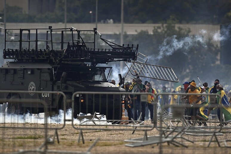 Policía se enfrenta a seguidores de Jair Bolsonaro en el palacio presidencial en Brasilia. © ANSA/EPA