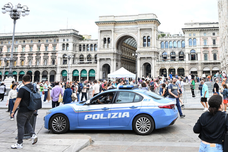 Viatura diante da Galleria Vittorio Emanuele II, em Milão - TODOS OS DIREITOS RESERVADOS