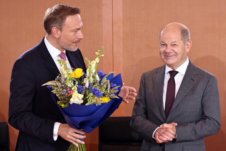 Christian Lindner e Olaf Scholz durante reunião de gabinete, em junho de 2023 © ANSA/EPA