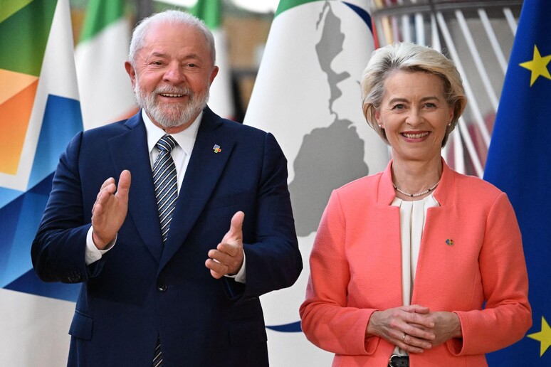 Lula e Von der Leyen durante um encontro em Bruxelas, na Bélgica © ANSA/AFP