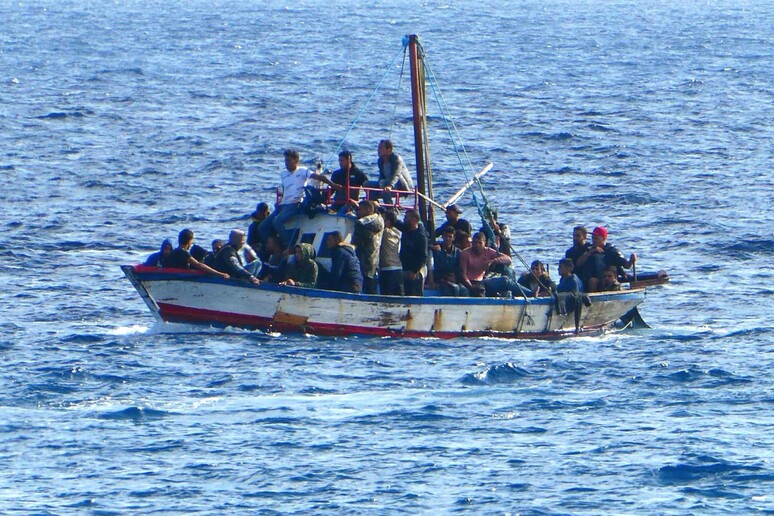 Barco de migrantes na costa de Lampedusa, sul da Itália, em foto de arquivo - TODOS OS DIREITOS RESERVADOS