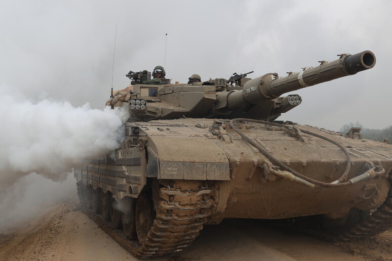 Un tanque israelí en acción en la frontera con Líbano. Imagen de archivo - TODOS LOS DERECHOS RESERVADOS