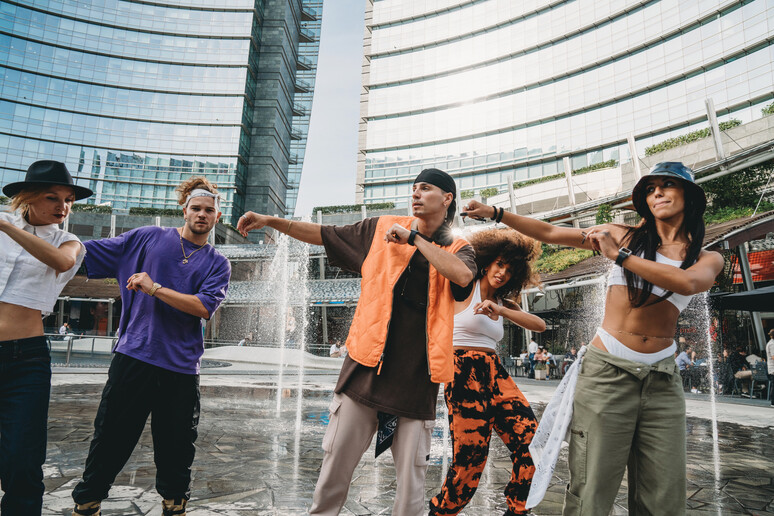 Un gruppo di ragazzi balla in città foto iStock. -     RIPRODUZIONE RISERVATA