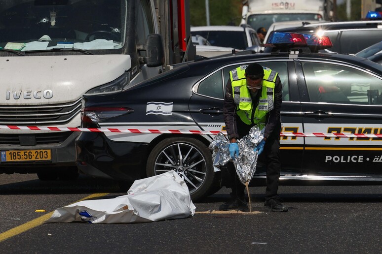 La escena de los disparos, en la autopista cuatro. © ANSA/AFP