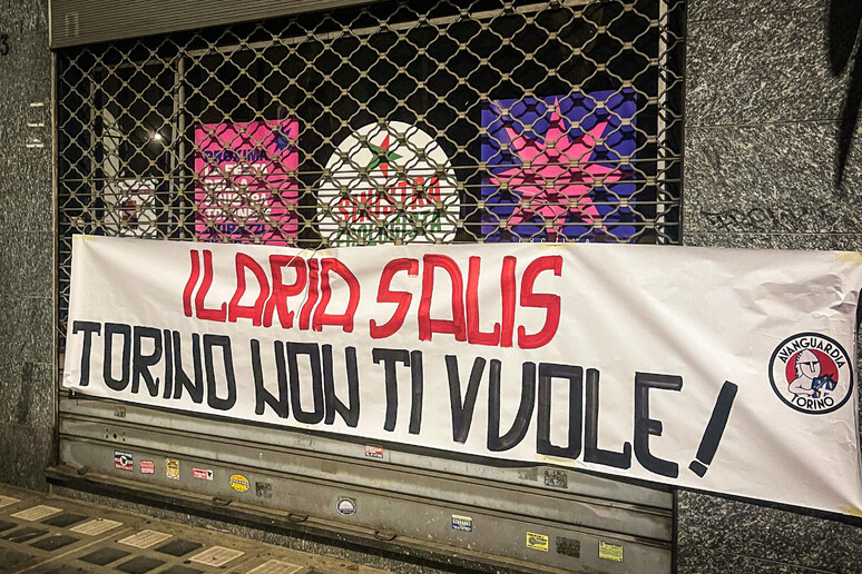 'Torino non ti vuole ', striscioni contro Salis davanti sede Avs - RIPRODUZIONE RISERVATA