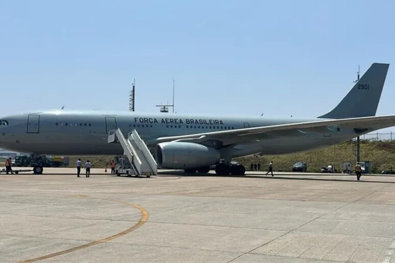 Aeronave KC-30, que é usada na Operação Raízes do Cedro, pousou na capital paulista com 212 pessoas © ANSA/Divulgação/FAB