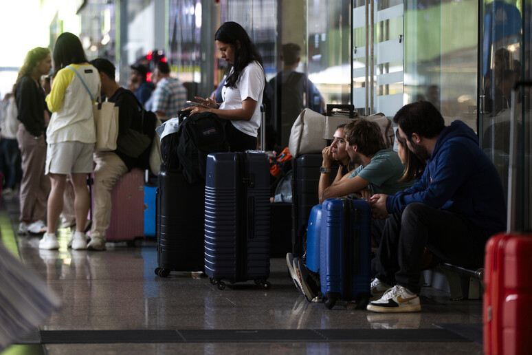 Passeggeri in attesa alla Stazione Termini (2 ottobre) - RIPRODUZIONE RISERVATA