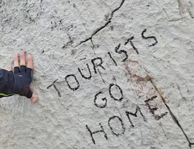 Frase foi escrita em uma pedra localizada na encosta sul do Tre Cime di Lavaredo - TODOS OS DIREITOS RESERVADOS