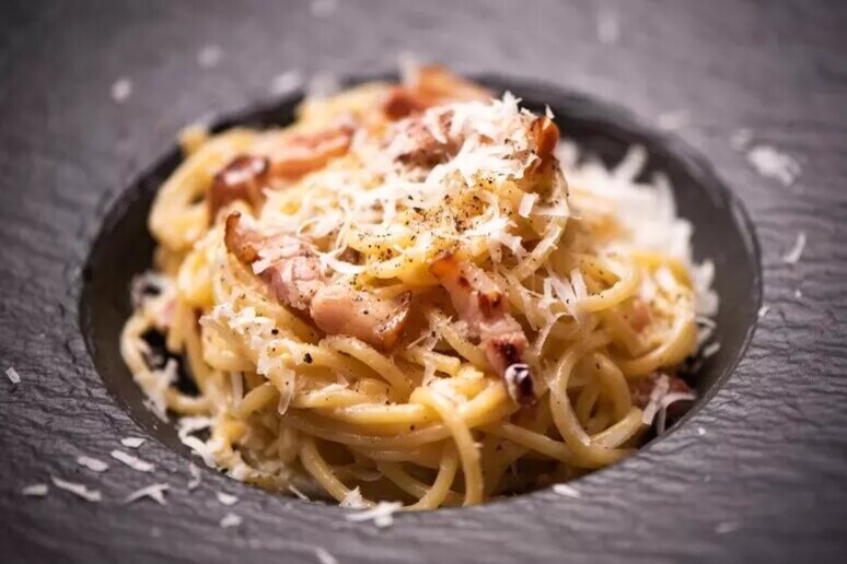 Pasta a la Carbonara, típico plato italiano - TODOS LOS DERECHOS RESERVADOS