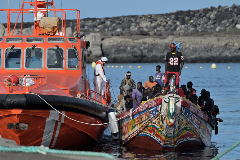 L 'arrivo di un barcone di migranti alle Canarie - RIPRODUZIONE RISERVATA