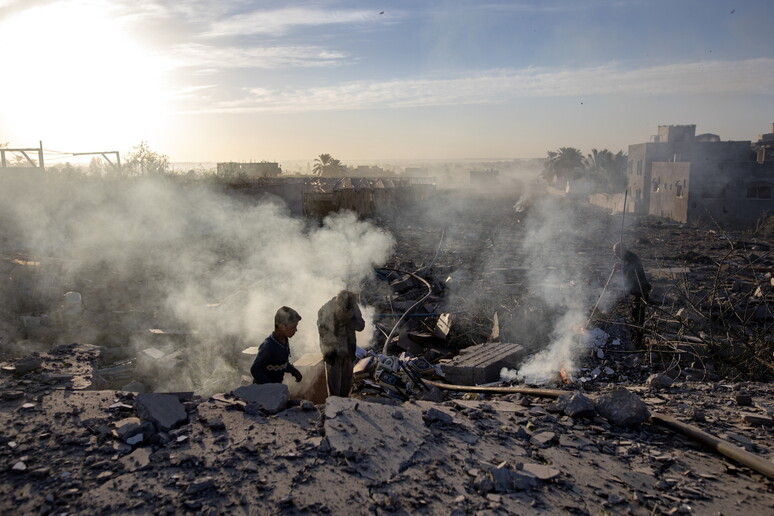 Destruição provocada por ataques de Israel em Khan Younis, no sul da Faixa de Gaza - TODOS OS DIREITOS RESERVADOS