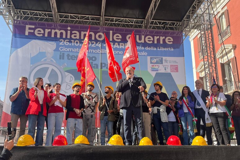 Michele Emiliano alla manifestazione pacifista di Bari - RIPRODUZIONE RISERVATA