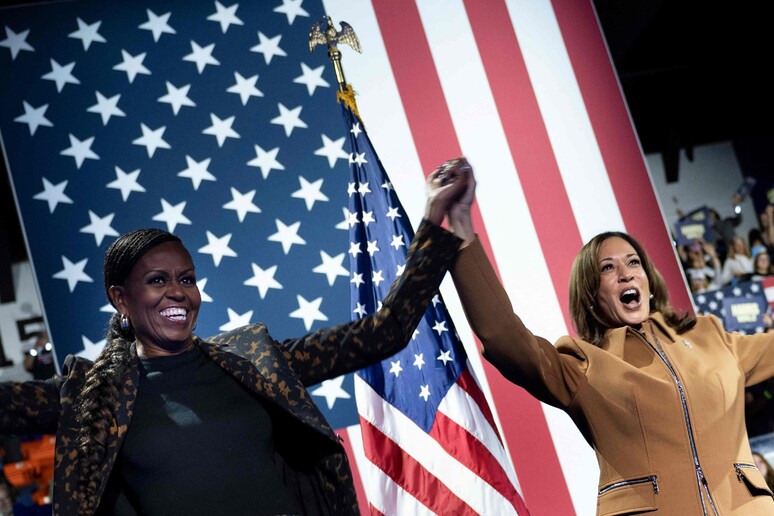 Michelle Obama sul palco con Kamala Harris © ANSA/AFP