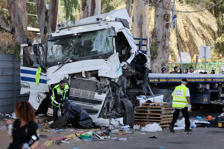 Terrore a Tel Aviv, un tir piomba su una fermata del bus © ANSA/EPA