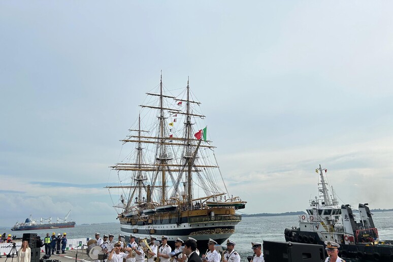 El Amerigo Vespucci eleva anclas y abandona Singapur - TODOS LOS DERECHOS RESERVADOS