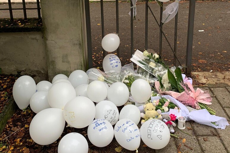 Palloncini, fiori e messaggi fuori dalla scuola di Aurora - RIPRODUZIONE RISERVATA