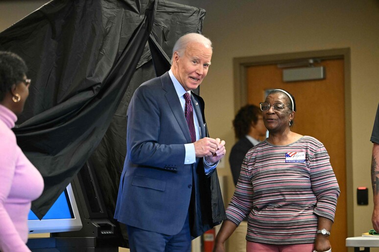 Joe Biden durante voto antecipado em New Castle, no último sábado (28) © ANSA/AFP