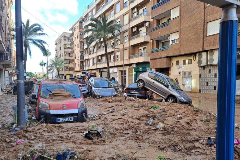 Las calles de Paiporta, en la periferia de Valencia, fango y destrucción - TODOS LOS DERECHOS RESERVADOS