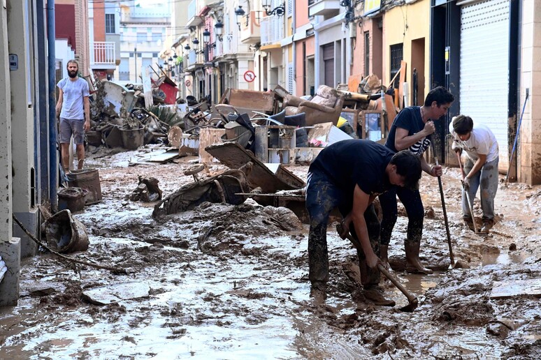 Rua coberta por lama em Paiporta, na província de Valência © ANSA/AFP