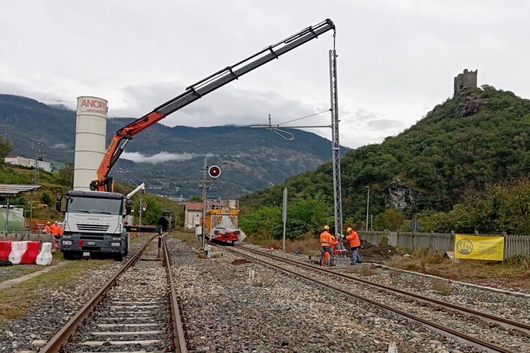 La posa del primo degli oltre duemila pali di trazione elettrica lungo la ferrovia Aosta-Ivrea - RIPRODUZIONE RISERVATA