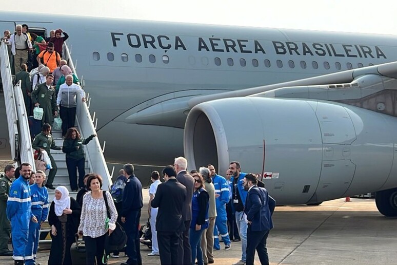 Desembarque de brasileiros provenientes do Líbano © ANSA/FAB