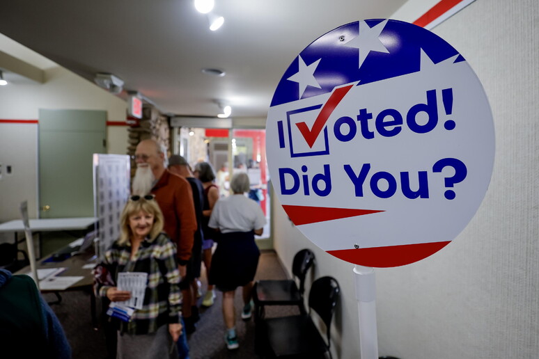 Votação antecipada em Black Mountain, Carolina do Norte - TODOS OS DIREITOS RESERVADOS