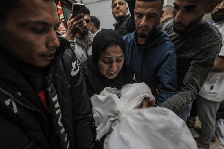 Niños heridos o muertos tras un bombardeo en Gaza. © ANSA/EPA