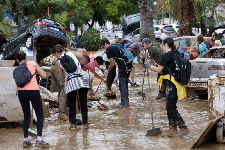 Los ángeles del barro en Alfafar © ANSA/EPA