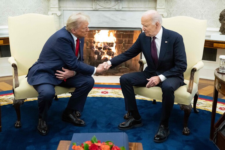 Trump e Biden estavam sorridentes e descontraídos durante a reunião © ANSA/AFP