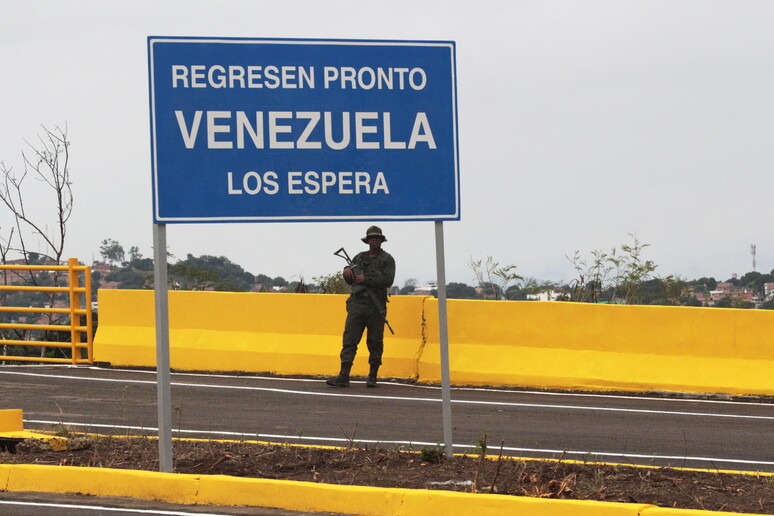 Irónico cartel del chavismo en la frontera entre Venezuela y Colombia - TODOS LOS DERECHOS RESERVADOS