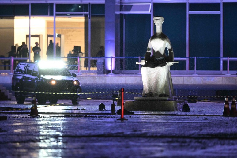 Praça dos Três Poderes foi isolada pela polícia © ANSA/AFP