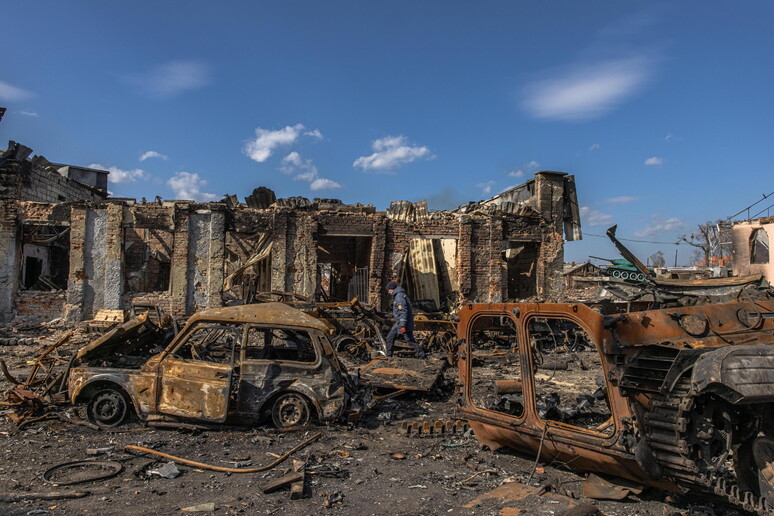 Macerie dopo l 'attacco in Ucraina © ANSA/EPA