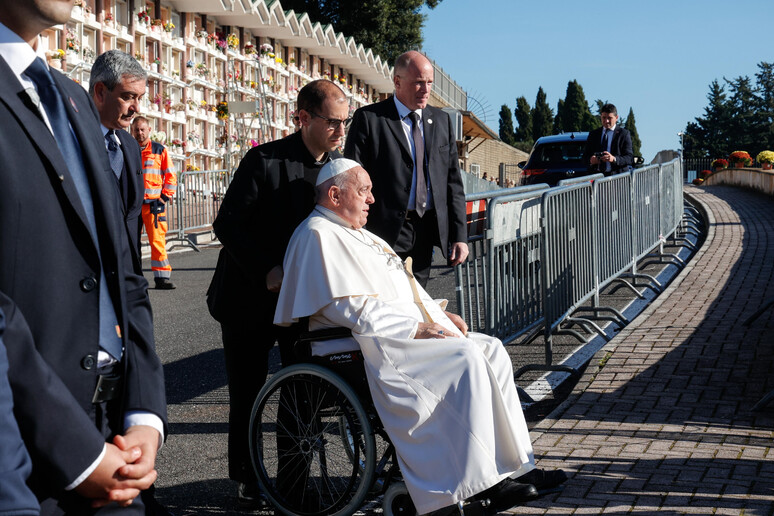 El Papa en el cementerio Laurentino para la misa por los difuntos. - TODOS LOS DERECHOS RESERVADOS