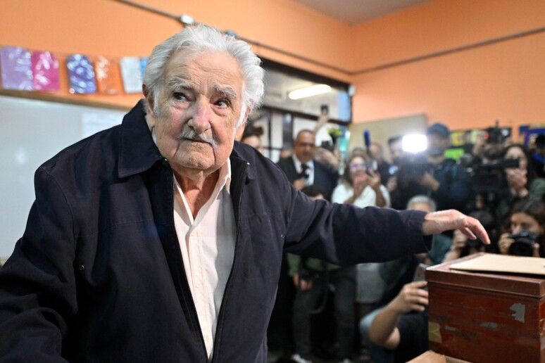 Pepe Mujica em colégio eleitoral em Montevidéu, no Uruguai © ANSA/AFP