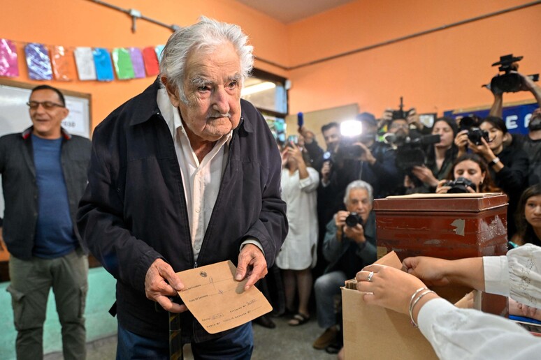 José  'Pepe ' Mujica vota em colégio eleitoral em Montevidéu © ANSA/AFP