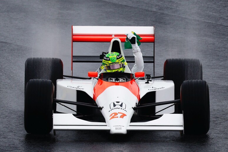 Lewis Hamilton em McLaren de Ayrton Senna em Interlagos © ANSA/Reprodução/X