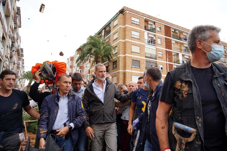 Filipe VI, rei da Espanha, em visita a Paiporta © ANSA/AFP