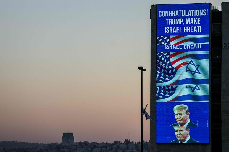 Letrero en Tel Aviv, Netanyahu junto a Trump © ANSA/AFP