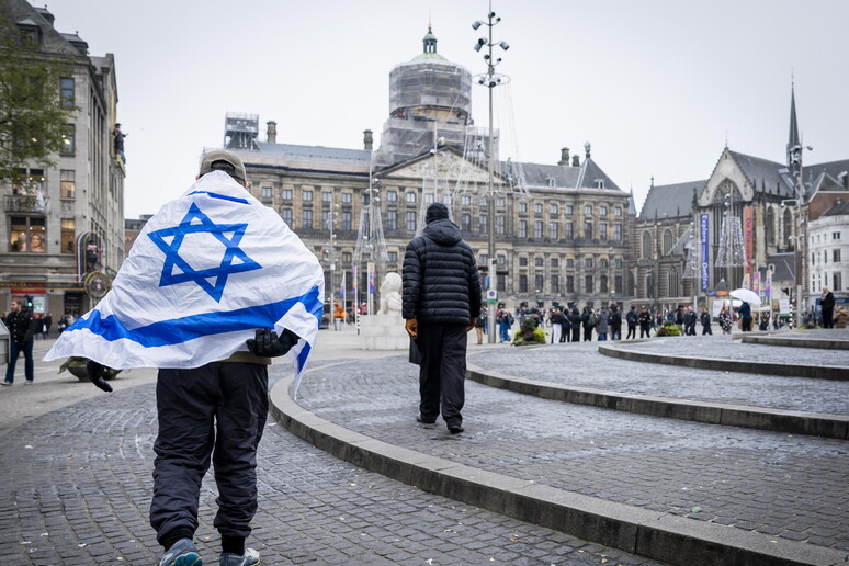 Homem com bandeira de Israel em Amsterdã, na Holanda © ANSA/EPA