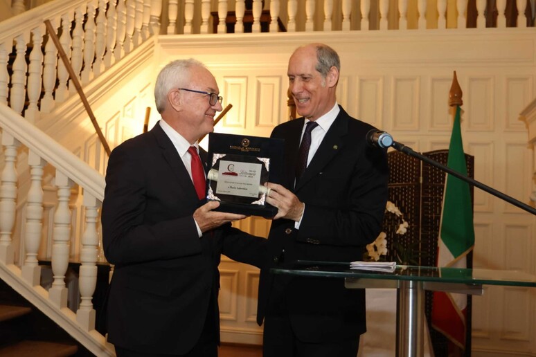 El profesor Mario Lubetkin recibe el "Premio Literario Caccuri 2024". - TODOS LOS DERECHOS RESERVADOS