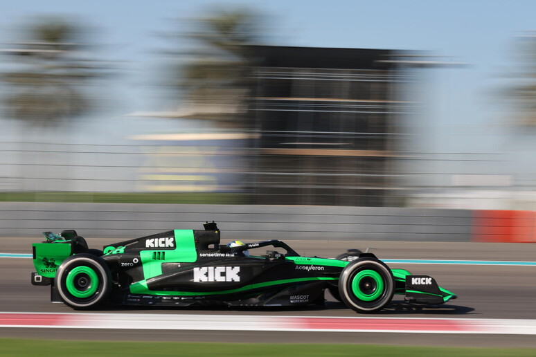 Gabriel Bortoleto em ação pela Sauber em Yas Marina © ANSA/EPA