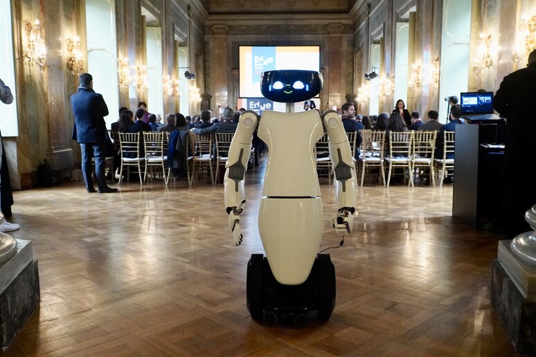 L 'evento di presentazione dell 'Industrial Liaison Program organizzato dall 'Istituto Italiano di Tecnologia. In primo piano il robot R1 (fonte: IIT) - RIPRODUZIONE RISERVATA