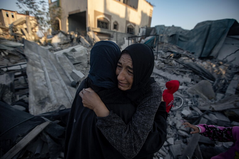 Dos mujeres palestinas desoladas. La destrucción en Gaza como telón de fondo - TODOS LOS DERECHOS RESERVADOS