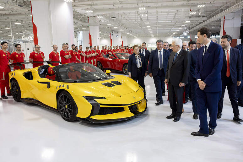 El presidente Sergio Mattarella, John Elkann y un modelo brioso de Ferrari - TODOS LOS DERECHOS RESERVADOS