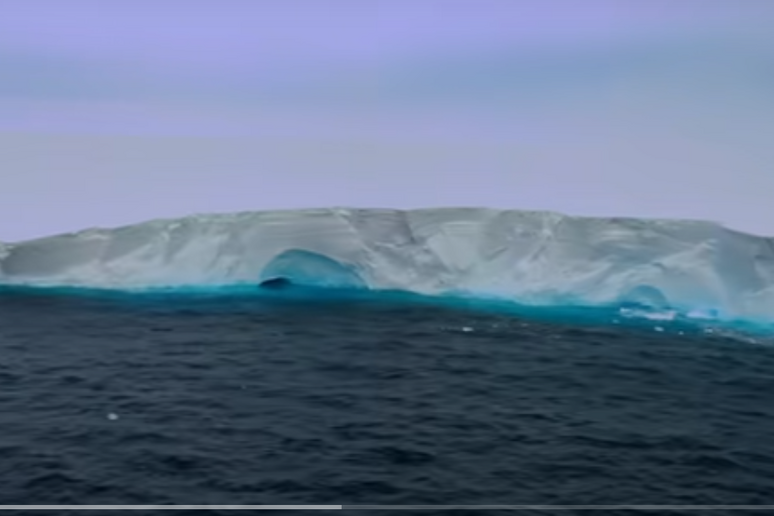 Una parte dell 'iceberg A-23a visto dalla nave oceanografica di British Antarctic Survey (fonte: BSA) - RIPRODUZIONE RISERVATA