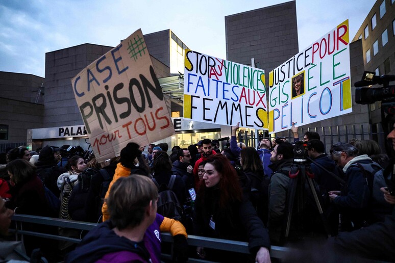 Feministas en apoyo a Gisèle Pélicot. © ANSA/AFP