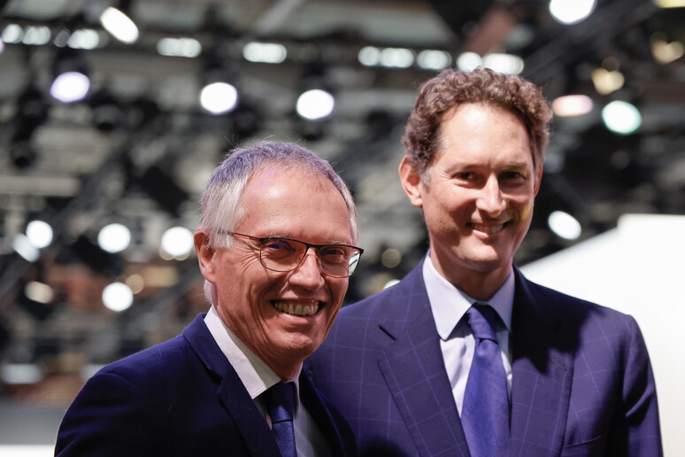 John Elkann (direita), presidente da Stellantis, com o CEO Carlos Tavares (esquerda) © ANSA/EPA