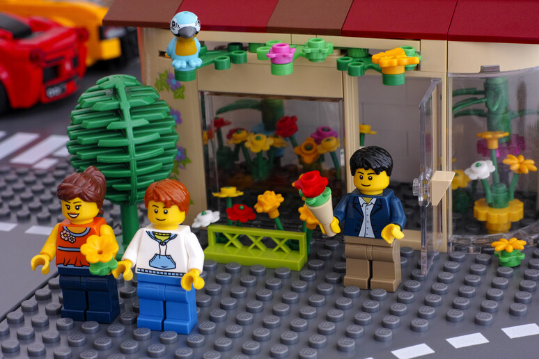 Lego street with flowers shop - RIPRODUZIONE RISERVATA