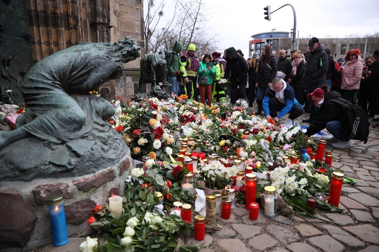 Homenaje a las víctimas en el mercado naviden de Magdeburgo © ANSA/AFP