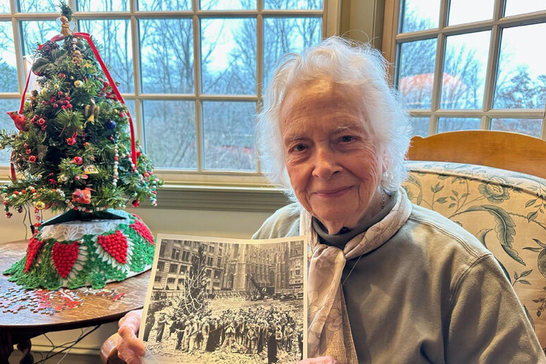 Josephine Perruzza Elling, 99 anos, filha de Perruzza, mostra a foto de seu pai - TODOS OS DIREITOS RESERVADOS